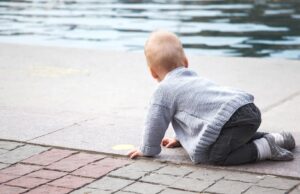 Θεσσαλονίκη: μωράκια 1 και 2 ετών βρέθηκαν να μπουσουλάνε μόνα τους στον δρόμο!