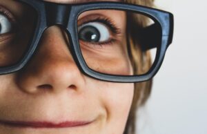 Κατάχρηση οθονών: 7 στα 10 παιδιά θα έχουν μυωπία ως το 2050