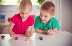 Μπορούν τα επιτραπέζια παιχνίδια να βοηθήσουν τα παιδιά στα μαθηματικά;