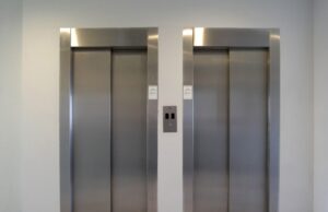 Το Viral βίντεο ενός μικρού παιδιού που κλείστηκε στον ανελκυστήρα – Όλα τα λεφτά η αντίδραση του!