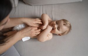 Βραδινός ύπνος και βρεφικό μασάζ: Απλές τεχνικές για να βοηθήσετε το μωρό να κοιμηθεί