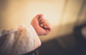 Τι είναι το ναρκωτικό «μπονσάι» που κάπνιζε ο 27χρονος δίπλα στο βρέφος και το έστειλε στην εντατική