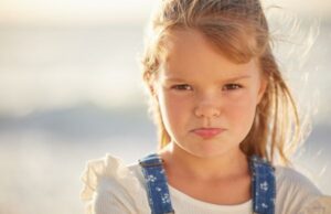 «Μαμά δεν θέλω!»: Τι κάνουμε όταν τα παιδιά γκρινιάζουν