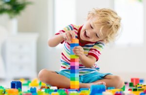 Γιατί τα παιδιά είναι πιο ευτυχισμένα με λιγότερα παιχνίδια;