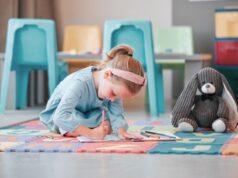 Πότε θα καταλάβω αν το παιδί είναι δεξιόχειρας ή αριστερόχειρας;