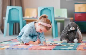 Πότε θα καταλάβω αν το παιδί είναι δεξιόχειρας ή αριστερόχειρας;