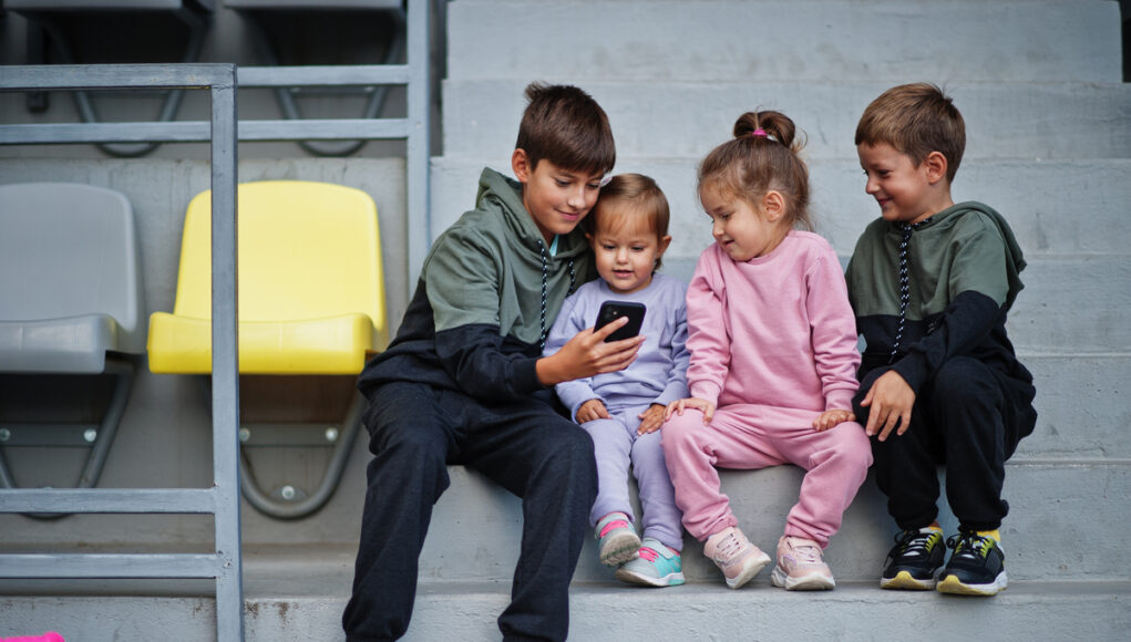 Οι ειδικοί προειδοποιούν: Τα smartphones πριν από την ηλικία των 13 ετών θα μπορούσαν να βλάψουν την ψυχική υγεία εφ’ όρου ζωής
