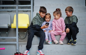 Οι ειδικοί προειδοποιούν: Τα smartphones πριν από την ηλικία των 13 ετών θα μπορούσαν να βλάψουν την ψυχική υγεία εφ’ όρου ζωής