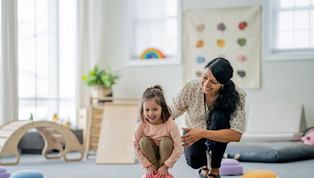 Πότε ένα παιδί χρειάζεται εργοθεραπεία: Τι είναι, οι ενδείξεις και σε ποιες καταστάσεις βοηθά