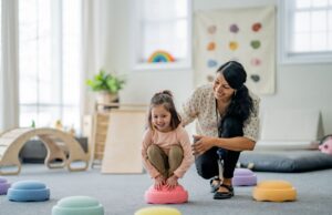 Πότε ένα παιδί χρειάζεται εργοθεραπεία: Τι είναι, οι ενδείξεις και σε ποιες καταστάσεις βοηθά