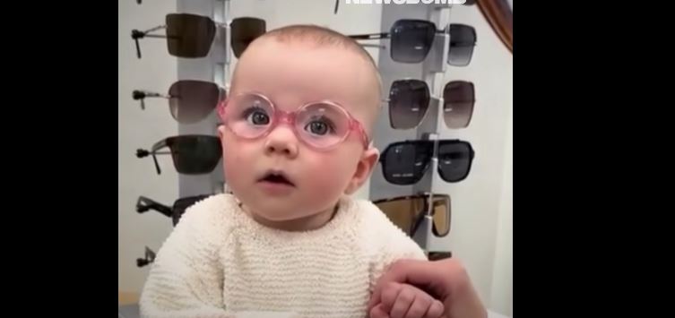 Μωρό βλέπει για πρώτη φορά καθαρά τους γονείς του – η στιγμή που συγκίνησε το διαδίκτυο