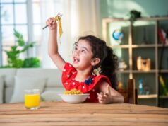 7 +1 φράσεις που καλύτερα να αποφεύγουμε να λέμε στα παιδιά όταν τρώνε