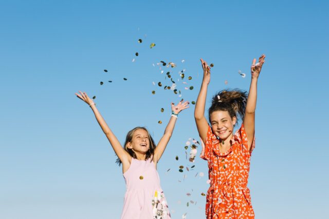 girls-throwing-confetti