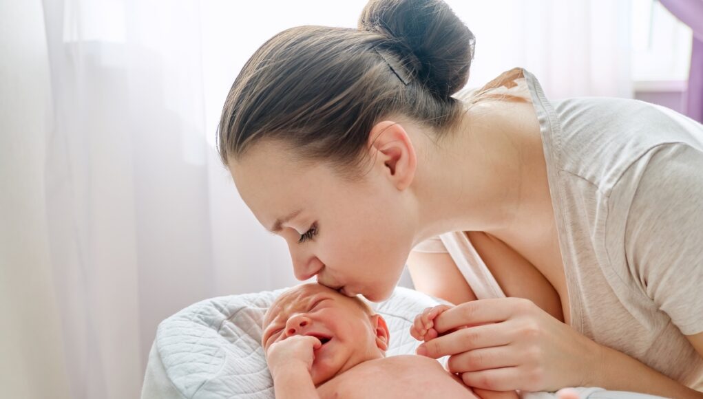 Νέα μαμά: 10 συνήθειες μετά τον τοκετό που προστατεύουν την ψυχική υγεία σου