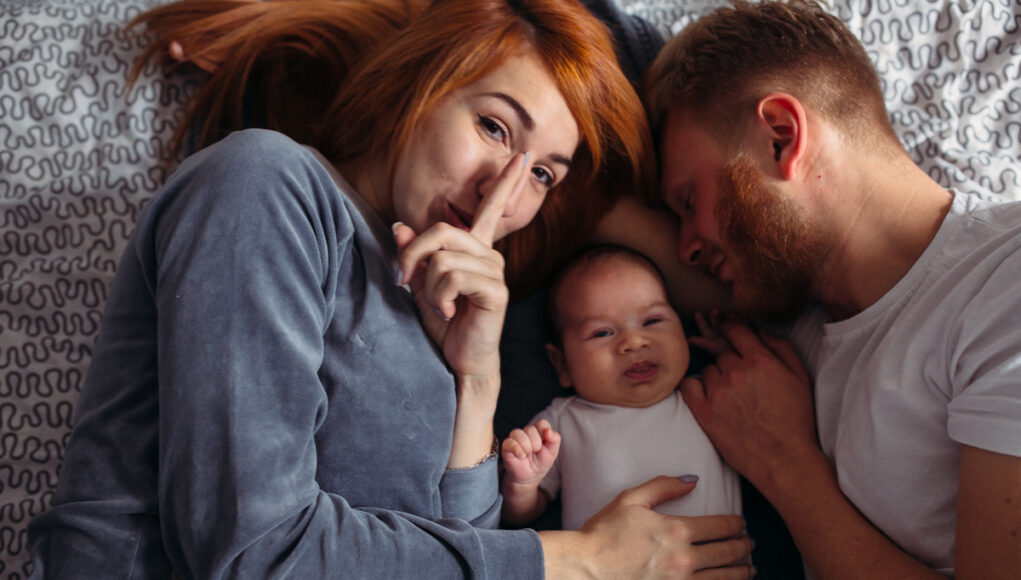 Ακούνε τελικά οι μπαμπάδες τα μωρά που κλαίνε τη νύχτα;