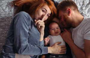 Ακούνε τελικά οι μπαμπάδες τα μωρά που κλαίνε τη νύχτα;