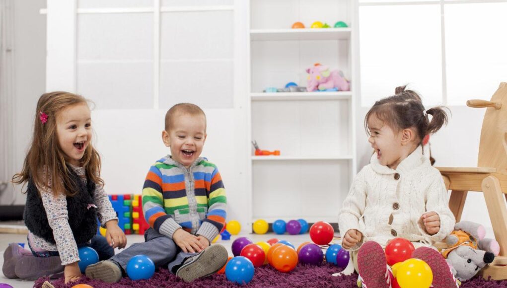 Πώς θα παρακινήσουμε ένα νήπιο να παίξει με άλλα παιδιά