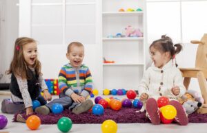 Πώς θα παρακινήσουμε ένα νήπιο να παίξει με άλλα παιδιά