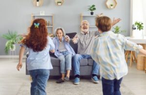 Πώς οι γιαγιάδες και οι παππούδες συμβάλλουν στην υγιή ανάπτυξη των παιδιών