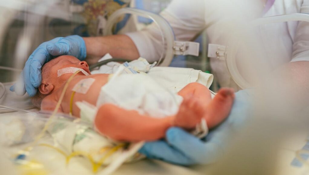 «Κάποιες μανούλες δεν είδαν τα μωρά τους μόλις τα γέννησαν – μπήκαν κατευθείαν στη ΜΕΝΝ»