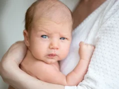 Πώς να βάλω το μωρό να ρευτεί σωστά;