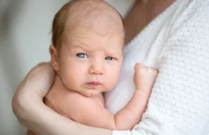 Πώς να βάλω το μωρό να ρευτεί σωστά;