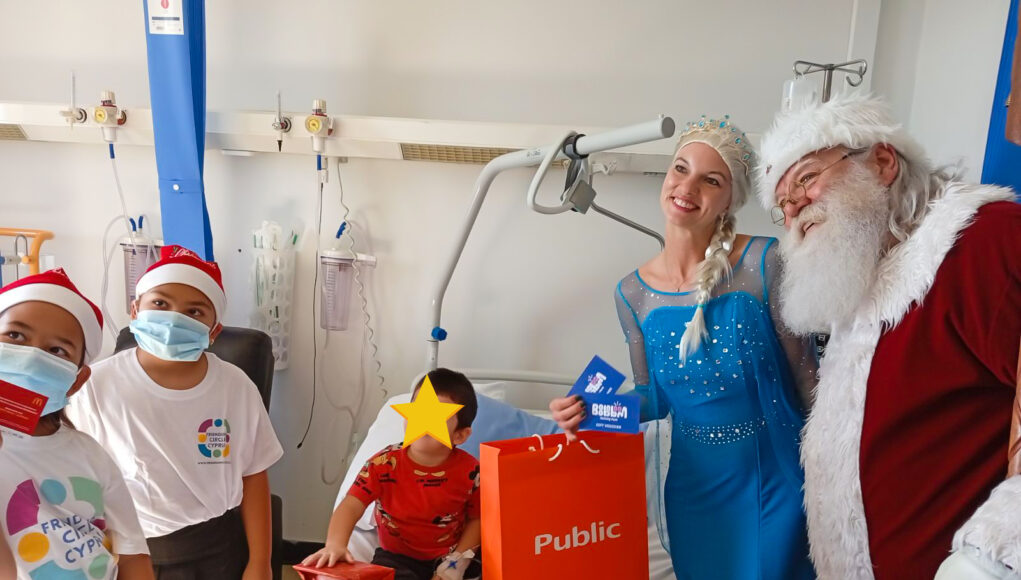 Χάρισε δώρα και χαμόγελα στα παιδιά ο Άγιος Βασίλης στο Γ.Ν. Λάρνακας