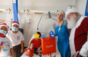 Χάρισε δώρα και χαμόγελα στα παιδιά ο Άγιος Βασίλης στο Γ.Ν. Λάρνακας