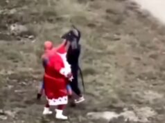 Απίστευτο, viral βίντεο: Ξύλο μεταξύ Άγιου Βασίλη, Spiderman και Μίκι Μάους