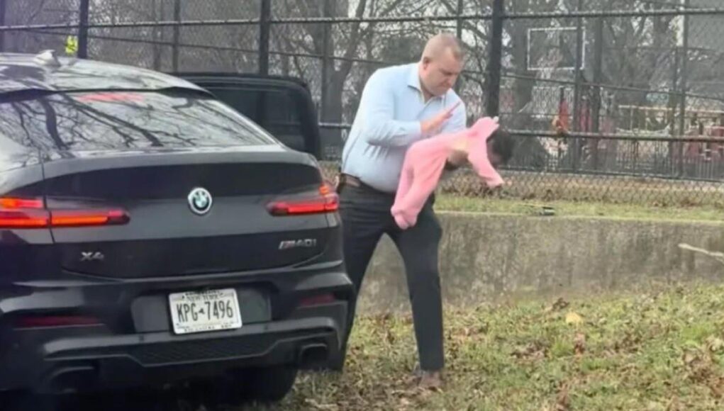 Αστυνομικός έσωσε μωρό που πνίγηκε στο αυτοκίνητο, ενώ πήγαινε βόλτα με τον μπαμπά του