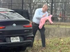 Αστυνομικός έσωσε μωρό που πνίγηκε στο αυτοκίνητο, ενώ πήγαινε βόλτα με τον μπαμπά του