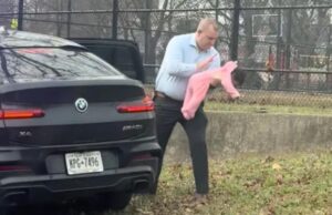 Αστυνομικός έσωσε μωρό που πνίγηκε στο αυτοκίνητο, ενώ πήγαινε βόλτα με τον μπαμπά του