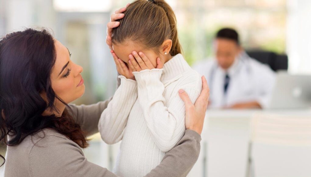 Τι να πείτε σε ένα παιδί όταν κλαίει αντί για «σταμάτα να κλαις»