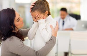 Τι να πείτε σε ένα παιδί όταν κλαίει αντί για «σταμάτα να κλαις»