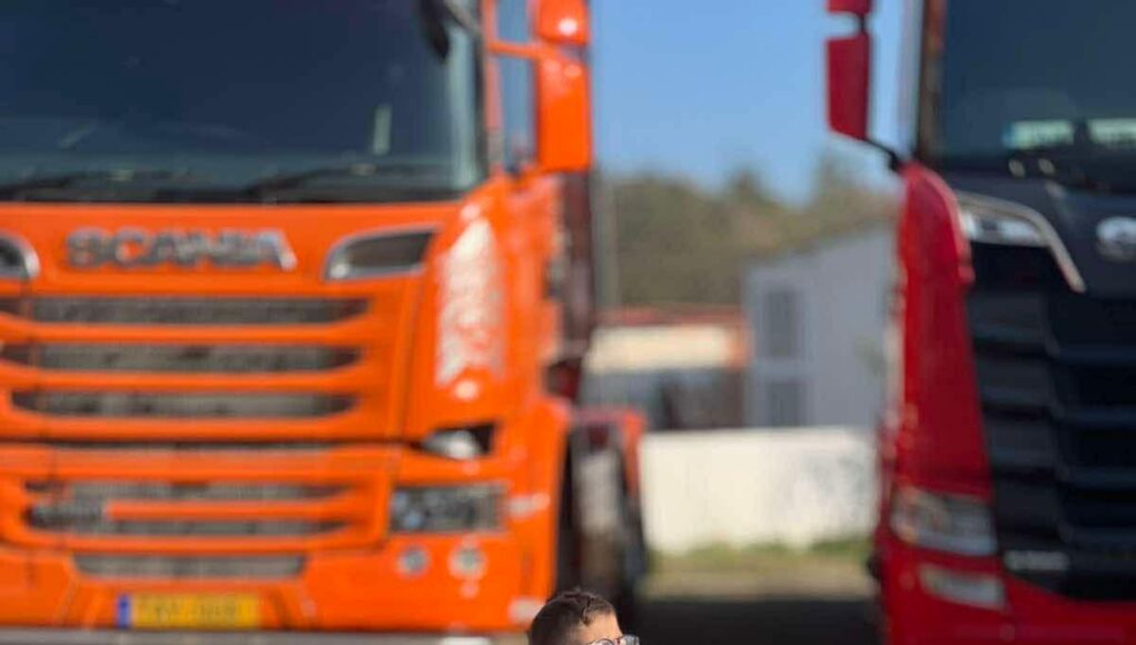 Η επιθυμία του μικρού Άγγελου με σπάνιο καρκίνο έγινε πραγματικότητα – Δέκα φορτηγά παρέλασαν για εκείνον