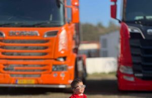 Η επιθυμία του μικρού Άγγελου με σπάνιο καρκίνο έγινε πραγματικότητα – Δέκα φορτηγά παρέλασαν για εκείνον