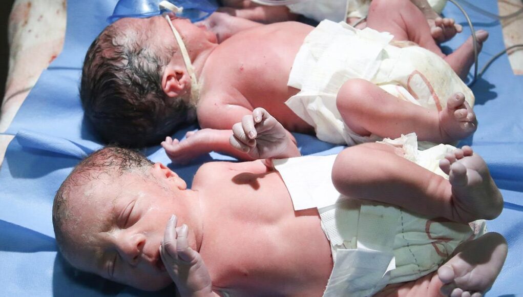 3 αδέρφια έγιναν μπαμπάδες την ίδια μέρα, με λίγες ώρες διαφορά!