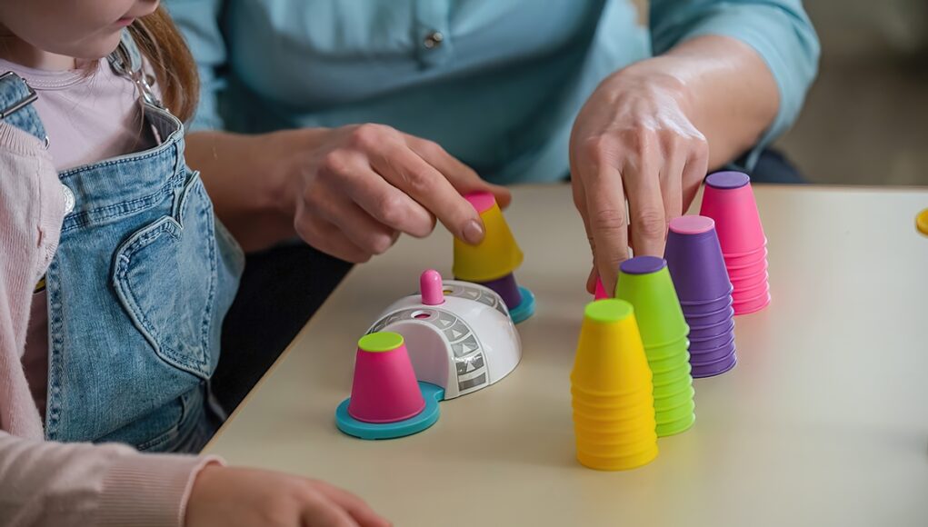 Sensory Play: Πώς να μετατρέψετε το παιχνίδι στο σπίτι σε «εργαστήριο» δεξιοτήτων (χωρίς να γεμίσετε το σπίτι ακαταστασία)