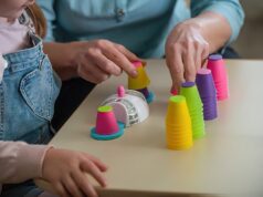 Sensory Play: Πώς να μετατρέψετε το παιχνίδι στο σπίτι σε «εργαστήριο» δεξιοτήτων (χωρίς να γεμίσετε το σπίτι ακαταστασία)