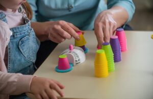 Sensory Play: Πώς να μετατρέψετε το παιχνίδι στο σπίτι σε «εργαστήριο» δεξιοτήτων (χωρίς να γεμίσετε το σπίτι ακαταστασία)