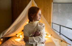 Όταν το σκοτάδι τρομάζει: πώς βοηθάμε το παιδί μας να το αντιμετωπίσει;