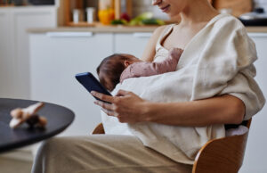 «Scrollάρισμα» την ώρα του θηλασμού: Είναι τελικά τόσο κακό όσο λένε οι ειδικοί;