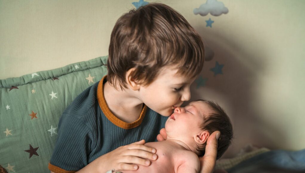 Νεογέννητο στο σπίτι: Πρέπει να σταματήσουμε το αδελφάκι του από τον παιδικό σταθμό;