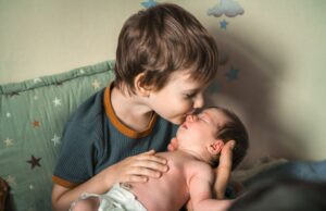 Νεογέννητο στο σπίτι: Πρέπει να σταματήσουμε το αδελφάκι του από τον παιδικό σταθμό;