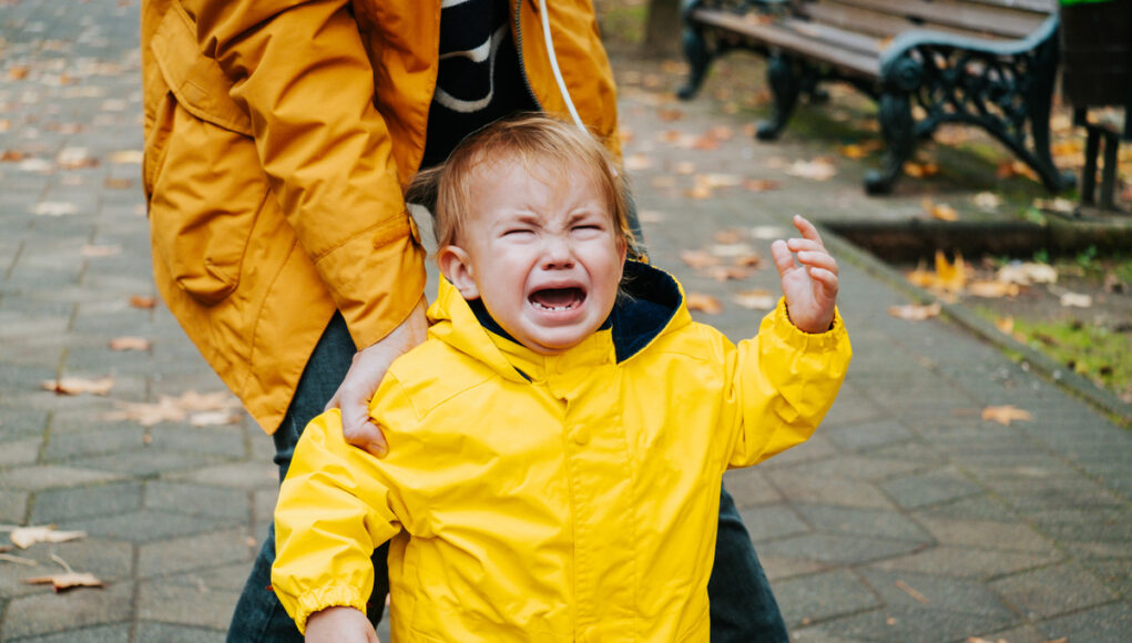 Όχι, το παιδί σου δεν είναι «τρομοκράτης»: Πώς να διαχειριστείς τα ξεσπάσματα χωρίς φωνές και τιμωρίες