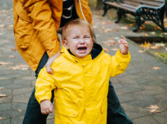 Όχι, το παιδί σου δεν είναι «τρομοκράτης»: Πώς να διαχειριστείς τα ξεσπάσματα χωρίς φωνές και τιμωρίες