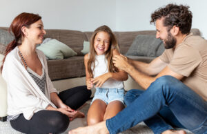 Εφηβεία: Απλά και μικρά βήματα για να παραμείνουμε «ενωμένοι» με το παιδί μας