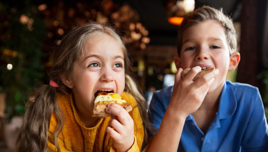 Ό&tau;&alpha;&nu; &eta; &tau;&rho;&omicron;&phi;ή &gamma;ί&nu;&epsilon;&tau;&alpha;&iota; &pi;&alpha;&gamma;ί&delta;&alpha;: &Pi;&alpha;&iota;&delta;&iota;ά vS &kappa;&rho;&upsilon;&phi;έ&sigmaf; &tau;&rho;&omicron;&phi;&iota;&kappa;έ&sigmaf; &alpha;&lambda;&lambda;&epsilon;&rho;&gamma;ί&epsilon;&sigmaf;