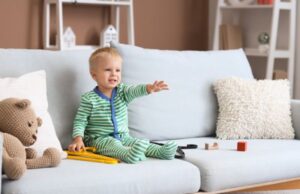 Νήπιο: Γιατί τα πετάει όλα κάτω;