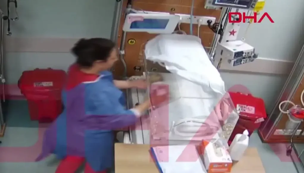 &Tau;&omicron;&upsilon;&rho;&kappa;ί&alpha;: &Nu;&omicron;&sigma;&omicron;&kappa;ό&mu;&alpha; &kappa;&alpha;&kappa;&omicron;&pi;&omicron;ί&eta;&sigma;&epsilon; &beta;&rho;έ&phi;&omicron;&sigmaf; &pi;&omicron;&upsilon; &beta;&rho;&iota;&sigma;&kappa;ό&tau;&alpha;&nu; &sigma;&epsilon; &theta;&epsilon;&rho;&mu;&omicron;&kappa;&omicron;&iota;&tau;ί&delta;&alpha; &kappa;&alpha;&iota; &tau;&omicron; ά&phi;&eta;&sigma;&epsilon; &alpha;&nu;ά&pi;&eta;&rho;&omicron;